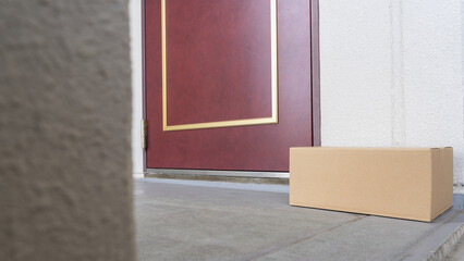 置き配イメージ｜玄関前に置かれた荷物・contactless delivery