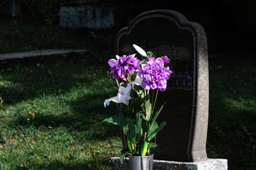 Trauer, Gedenken, Friedhof, Grab, Grabstein, Gesteck, Blumen