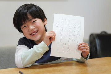 硬筆の練習をする男の子