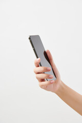 휴대폰 화면을 보는 방향으로 들고 있는 여성의 손