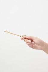 흰배경에 황금 열쇠를 들고 있는 여성의 손