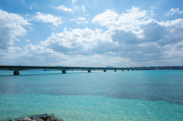 Obraz premium 沖縄県の古宇利島〜屋我地島エリアの海や橋など美しい景色