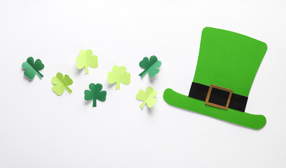 St.Patrick 's Day. Paper leprechaun hat with clover leaves on white background. March 17. Hand made, Paper art. Flat lay. Top view