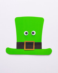 Obraz premium Saint patrick's day celebration. Paper-cut leprechaun hat with eyes on white background. Theme party