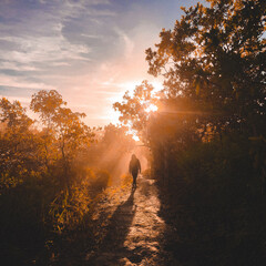 Mulher na neblina do amanhecer em Havalon