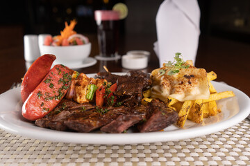 Anticuchos de carne y corazón en la mesa de un restaurante de comida típica en el Perú.