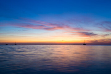 Fototapeta na wymiar Colorful sunset over ocean on tropical island
