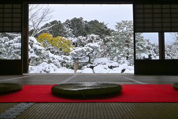 冬の朝に座禅する京都岩倉 妙満寺の雪の庭