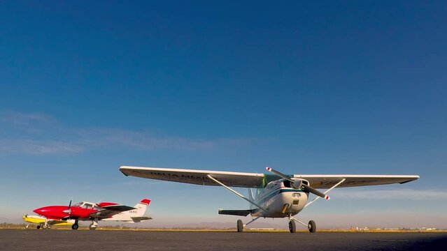 avion time lapse. aeropuerto avioneta