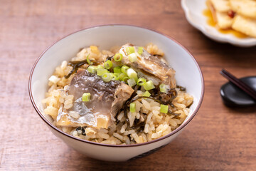 サバ缶と塩こんぶの炊き込みご飯