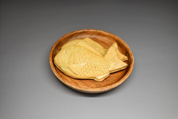 나무로 된 접시에 담긴 붕어빵