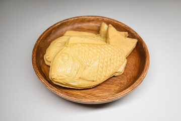 접시에 올려진 붕어빵