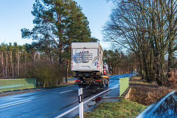 Ein kaputter Wohnwagen wird mit einem Abschleppfahrzeug abgeschleppt