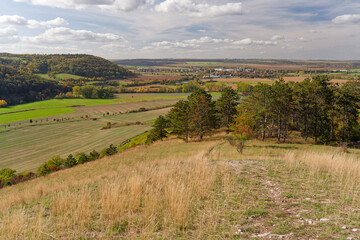 Blick vom NSG Schafberg und N&uuml;ssenberg beim Weinort Zscheiplitz in die Unstrutaue, Burgenlandkreis, Sachsen-Anhalt, Deutschland