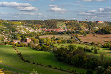 Blick vom Weinort Zscheiplitz auf die historische Weinbergstadt Freyburg/Unstrut mit der Neuenburg,...