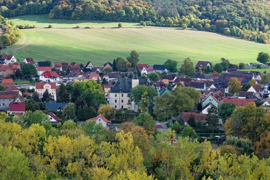 Blick vom Weinort Zscheiplitz auf Balgst&auml;dt einem Ortsteil der Weinbergstadt Freyburg/Unstrut und die Weinlage Schweigenberg, Burgenlandkreis, Sachsen-Anhalt, Deutschland