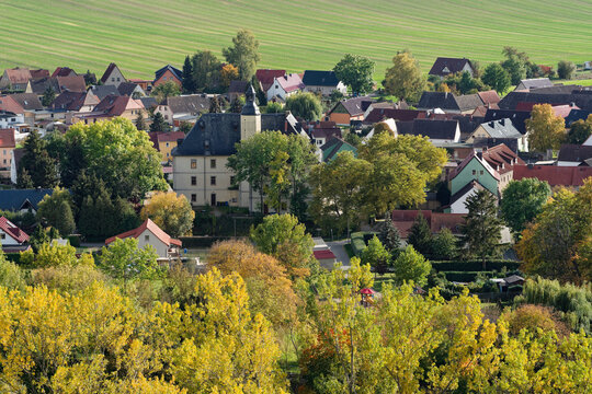 Blick vom Weinort Zscheiplitz auf Balgst&auml;dt einem Ortsteil der Weinbergstadt Freyburg/Unstrut und die Weinlage Schweigenberg, Burgenlandkreis, Sachsen-Anhalt, Deutschland
