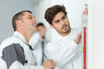 Obraz premium construction worker checking the spirit level