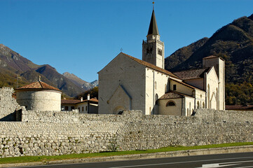 Fototapeta na wymiar Venzone, Udine. veduta del Duomo di Sant’Andrea apostolo, oltre le mura 