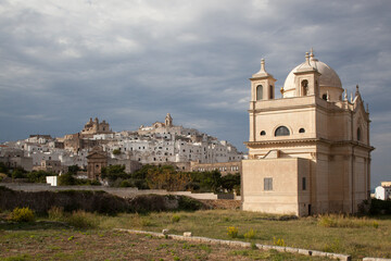 Fototapeta premium Ostuni, Brindisi.Santuario Madonna della Grata verso la città bianca. 