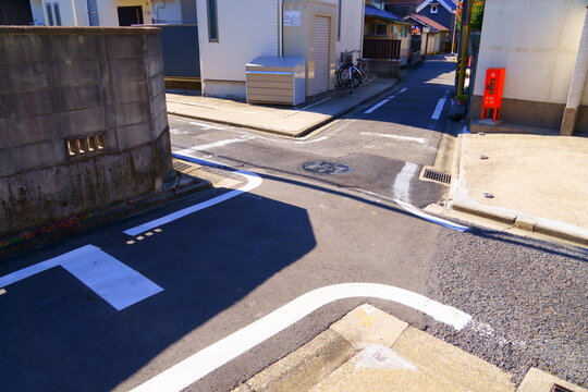 狭い道の交差点