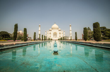 Naklejka premium taj mahal view with reflection in water