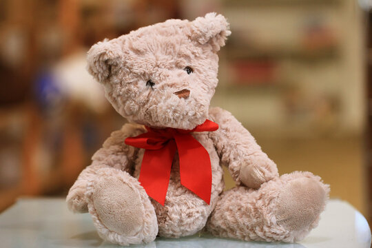 Teddyb&auml;r mit roter Schleife