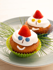 Cupcakes decorated as if they were Christmas elves.