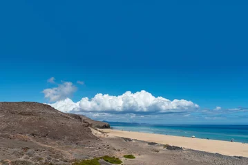 Crédence de cuisine en verre imprimé Plage de Sotavento, Fuerteventura, Îles Canaries Vista panorámica de la impresionante playa de Jandia en Fuerteventura con arena blanca, mar turquesa, rodeada de un paisaje volcánico y rocoso en la costa de las islas Canaria