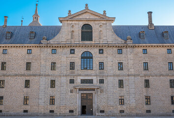 Obraz premium Puerta de entrada a la comunidad de padres agustinos en el real monasterio de San Lorenzo de El Escorial, España