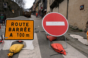 Vannes, France, 2 février 2023 : Panneau signalant des travaux dans une rue de Vannes