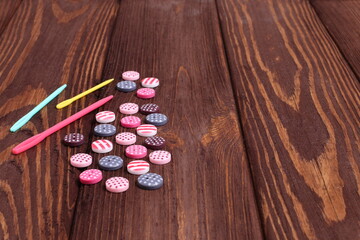 Obraz na płótnie Canvas Group of buttons for sewing work on wooden table