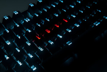 podświetlona klawiatura komputera z czerwonym napisem love, poruszona. Koncepcja współczesnej...