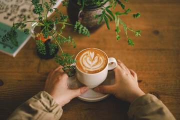 카페에서 라떼를 마시며