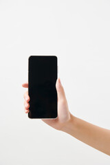 휴대폰 액정 화면이 보이게 들고 있는 여성의 손