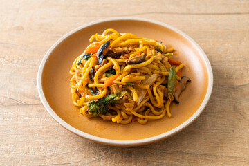 stir-fried yakisoba noodles with vegetable in vegan style