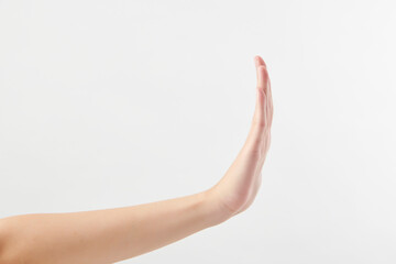 반대를 표하는 손바닥을 보여주는 여성의 손
