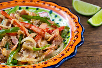 メキシコ料理のアランブレ・デ・レス
Mexican alambre de res
