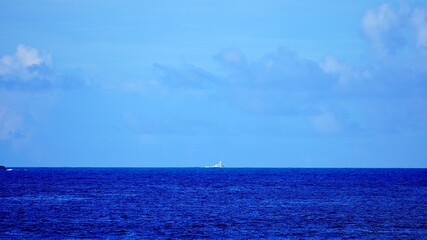 Obraz premium 沖縄県慶良間諸島阿嘉島から遠くに見える船