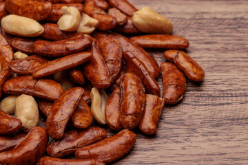 テーブルに置かれた柿の種とピーナッツ