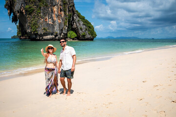 Pareja de enamorados disfrutando de playa paradisíaca, en Railay Beach, Tailandia