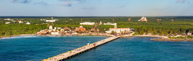 Hafen Costa Maya auf der karibischen Insel Yucatan in Mexiko. Panorama-Ansicht auf die Pier und den Ort Mahahual, ein blauer Himmel im Hintergrund, Kreuzfahrt.
