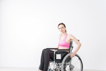 スポーツウェアを着て車椅子に乗る外国人の女性 - obrazy, fototapety, plakaty