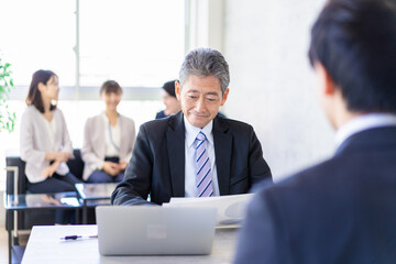 オフィスで働くビジネスパーソン