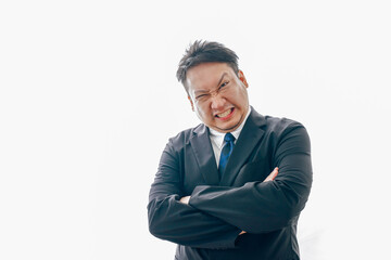 暴力を振るう中年男性