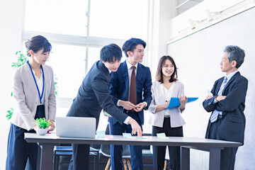 オフィスでディスカッションをするビジネスパーソンたち