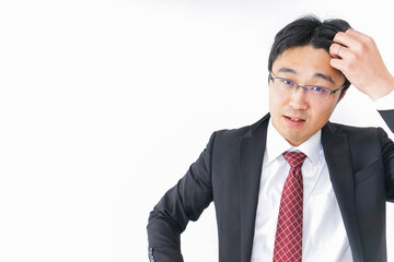 身だしなみを整えるビジネスマン・抜け毛イメージ