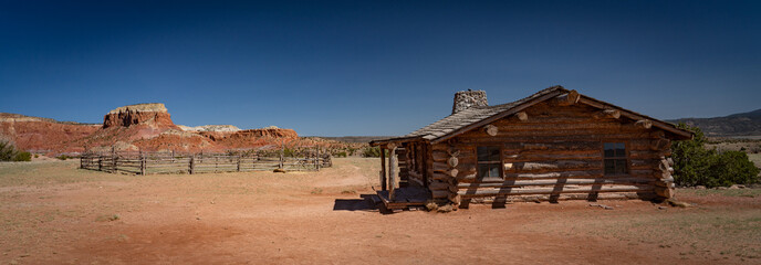 Obraz premium Log cabin in the mountains of Ghost Ranch, New Mexico