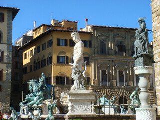 Fototapeta na wymiar View of the town square and sculpture on a sunny day. Florence. Italy.