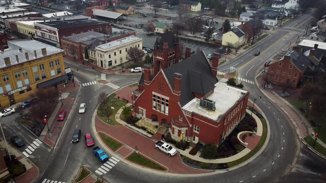Aerial footage captured by a drone showing the old Nelson County Courthouse in Bardstown, Kentucky, being circled, with vehicles circulating around it on the roundabout.